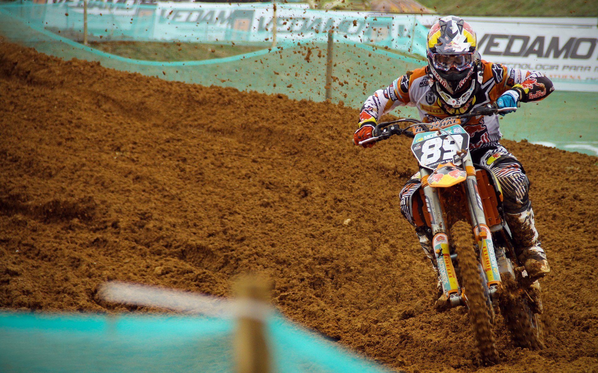 全国校园啦啦操比赛 高难度队形与翻腾点燃全场